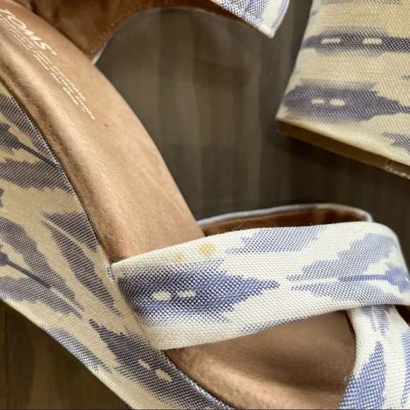 TOMS Womens Printed Hemp Strappy Wedge Sandal Ikat Blue & White size: 9.5 - Picture 7 of 10